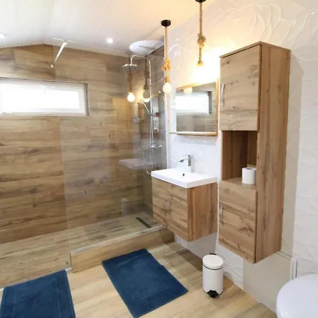 Maison Renovee Avec Grand Jardin, Activites Nautiques Et Randonnees A Proximite - Fr-1-742-526 Champagnac (Auvergne)